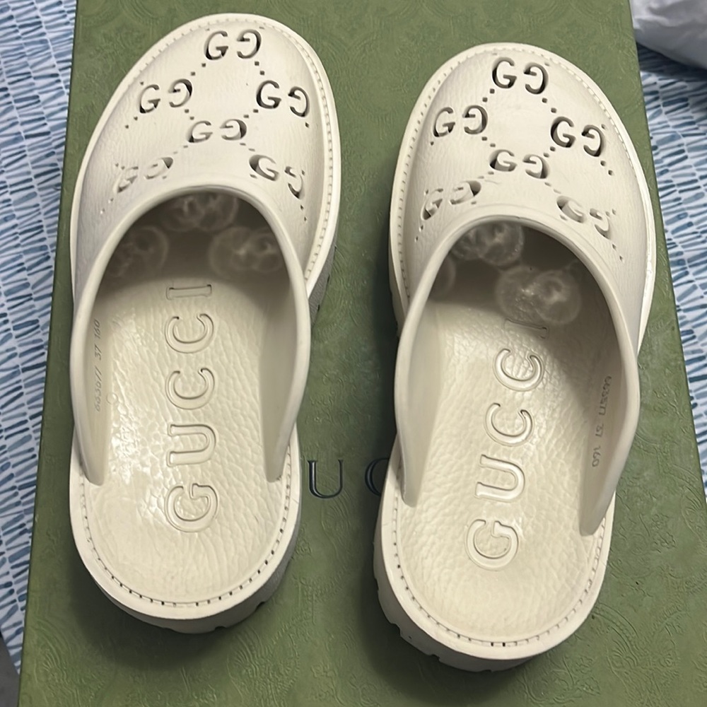 Gucci rubber platform perforated slides